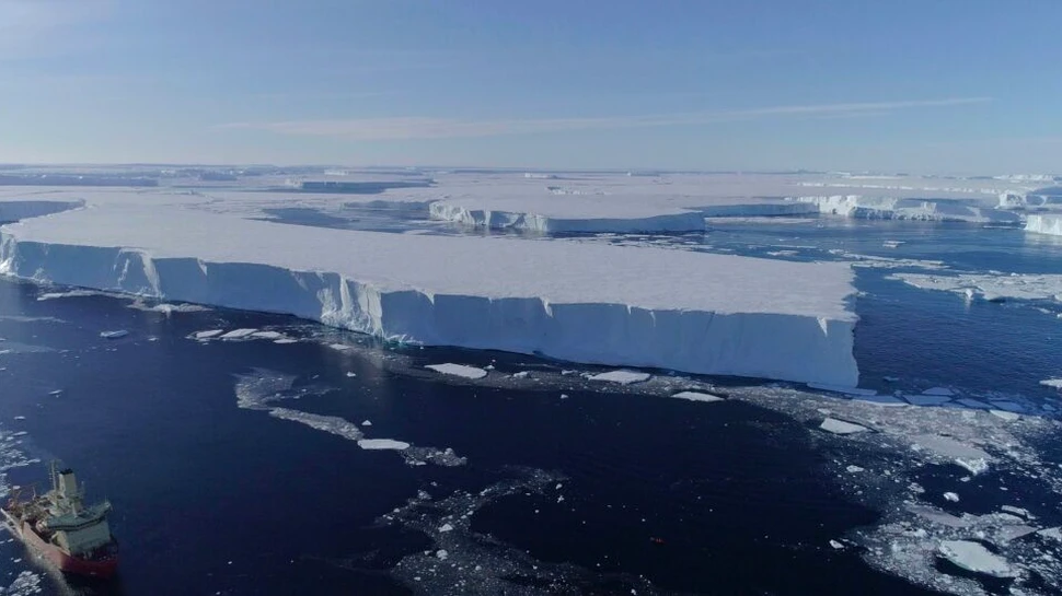 Un aisberg cât Londra s-a desprins din Antarctica