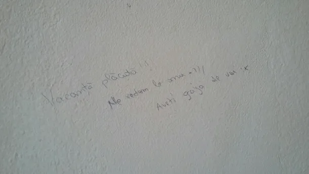 Studenţii din Galaţi au umplut cu desene şi mesaje pereţii căminelor din campusul universitar