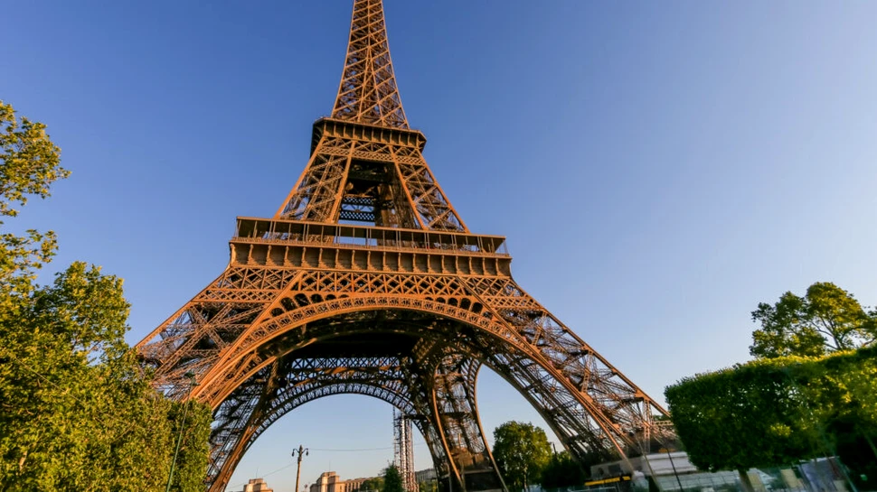 O bucată din scara Turnului Eiffel, vândută la licitație cu aproape jumătate de milion de dolari