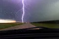 Un bărbat a scăpat cu viață după ce a fost lovit de fulger în drum spre mașină
