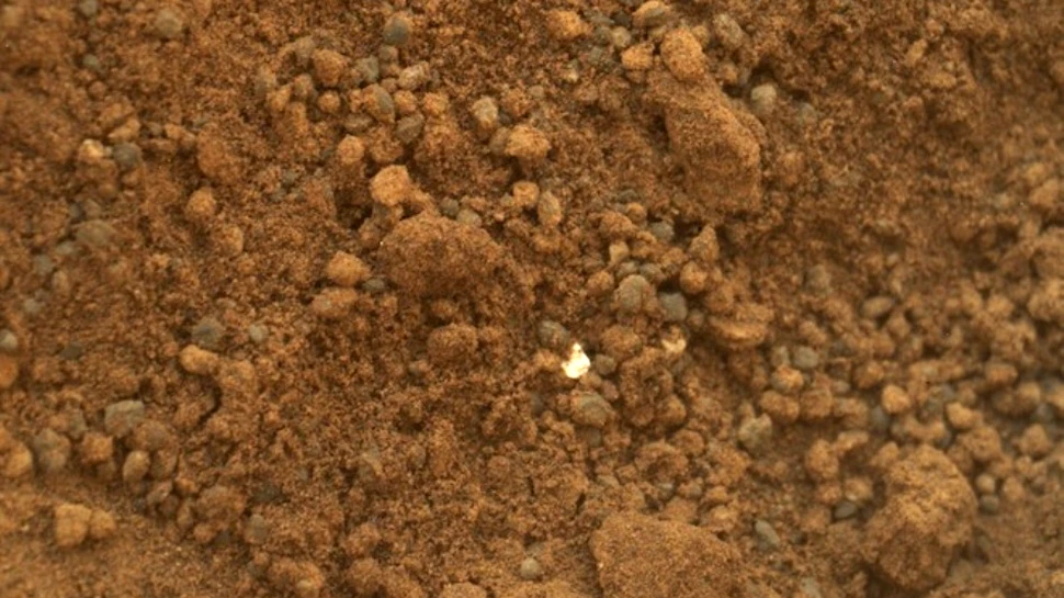 Marte, planeta cu sclipici: Curiosity a descoperit în nisipul marţian fragmente de material strălucitor