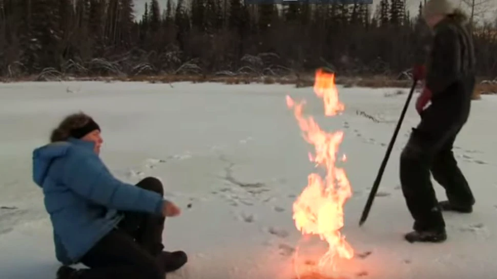 Un lac din Alaska eliberează atât de multe gaze încât poţi da foc ”aerului”