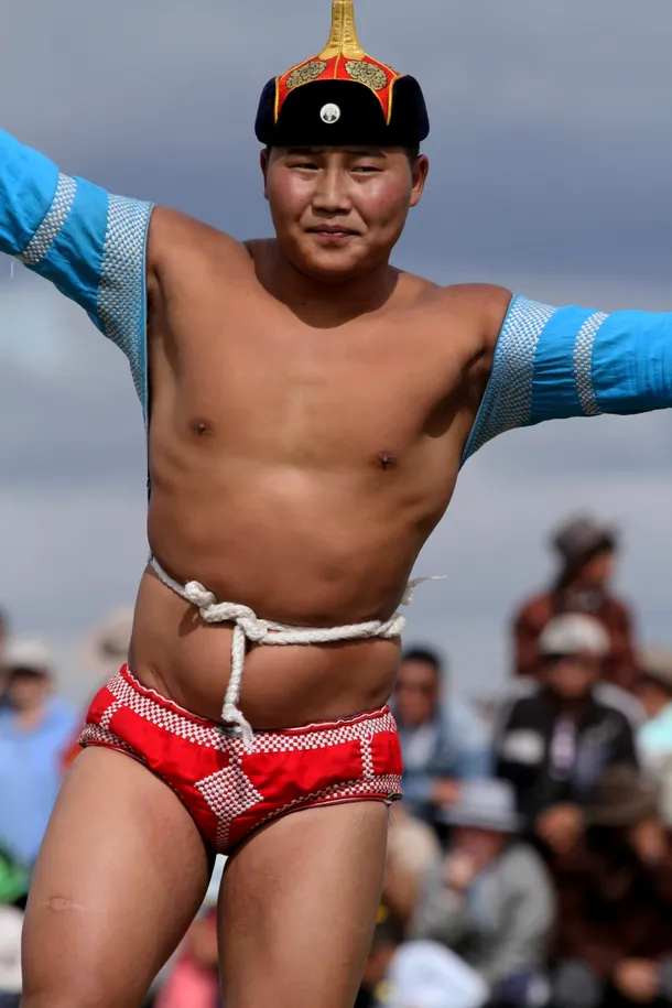 Campion mongol în timp ce performează dansul tradiţional al acvilei