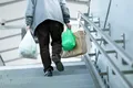 Exercițiile care te ajută în viața de zi cu zi: căratul cumpărăturilor sau joaca cu copiii