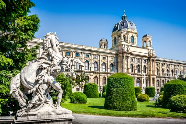 O aripă a palatului Hofburg, care găzduieşte acum Muzeul de Istorie Naturală