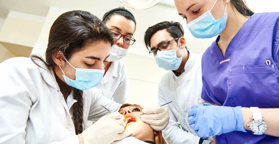 Experţii avertizează: peste 25% dintre români îşi pierd dinţii prea devreme