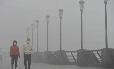 COD ROŞU de poluare în Beijing: chinezii CUMPĂRĂ sticle cu aer proaspăt, de 50 de ori mai scumpe decât apa – FOTO