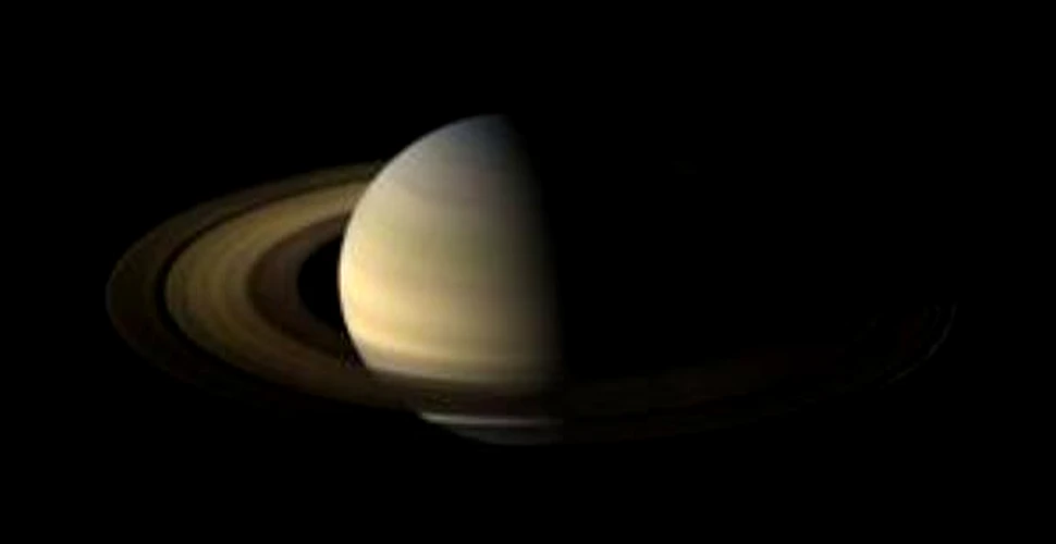Mister rezolvat: partea intunecata a lunii lui Saturn