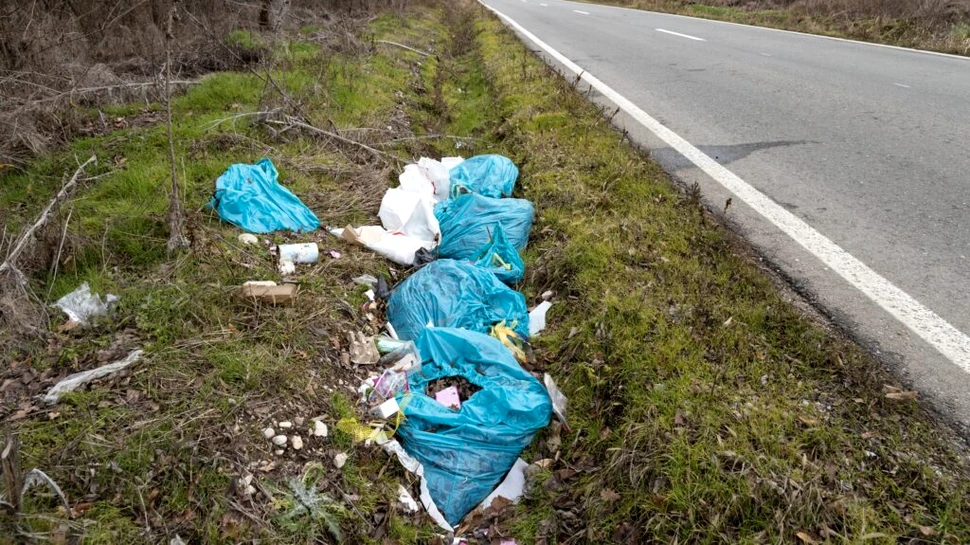 Românii nu scapă de obiceiurile proaste. Munți de gunoaie acoperă marginile drumurilor