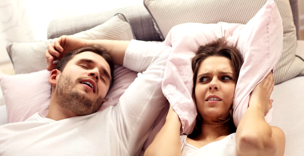 Dormitul în camere separate din cauza sforăitului poate ajuta cuplurile