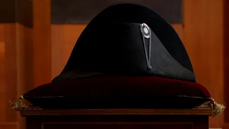 Una dintre pălăriile celebre ale lui Napoleon Bonaparte, vândută pentru o sumă record