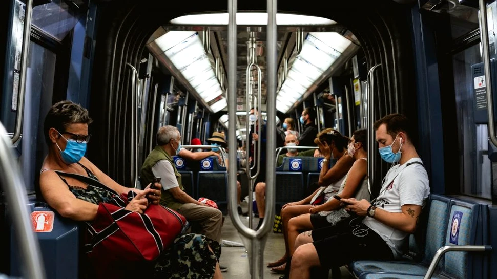 Mai multe state americane ridică restricțiile COVID-19, în ciuda avertismentelor experților