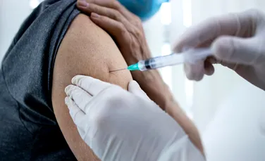 Angajații din sistemul de sănătate din Marea Britanie ar putea fi obligați să se vaccineze împotriva COVID-19
