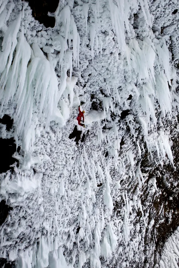 Tim Emmett se caţără pe cascada Helmcken în British Columbia.