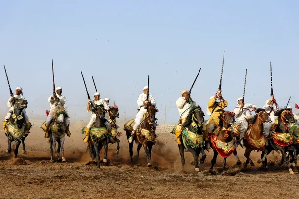 Călăreţi arabi în timpul unei curse de cai