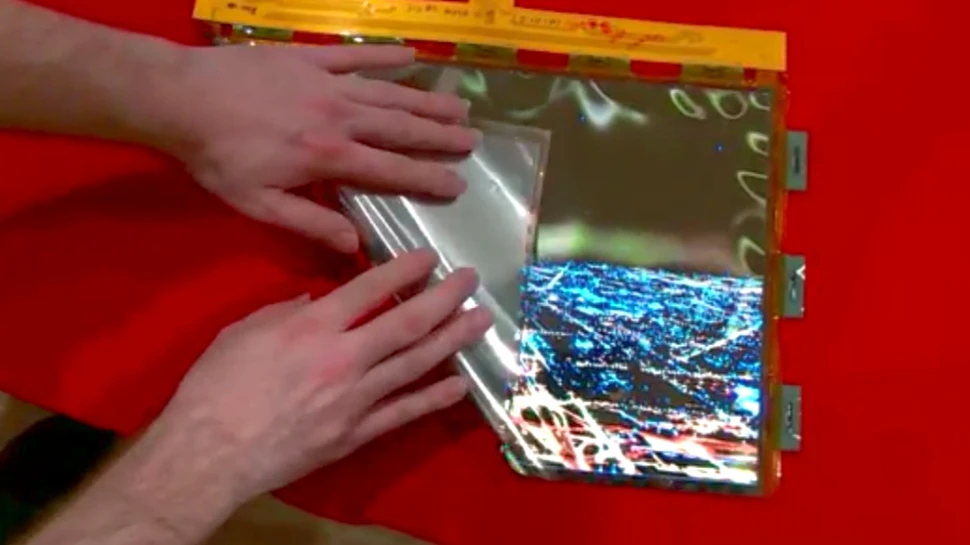 Ecranul TV care poate fi pus în buzunar nu mai e o utopie. Există şi poate fi făcut sul. VIDEO+FOTO