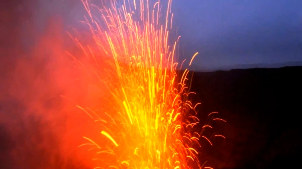 Spectaculos: cum arată o erupţie vulcanică filmată îndeaproape de o dronă (VIDEO)