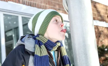 Este adevărat că dacă îți pui limba pe un stâlp metalic înghețat, vei rămâne lipit?