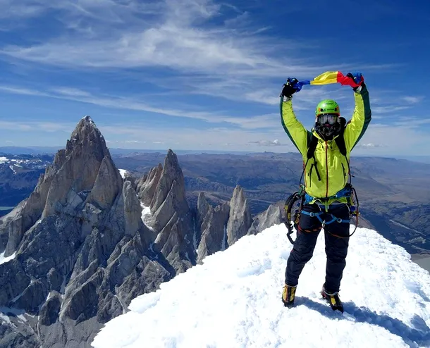 Alpiniştii români Vlad Căpuşan şi Zsolt Török au urcat pe vârful Cerro Torre din Patagonia, la 3.106 metri