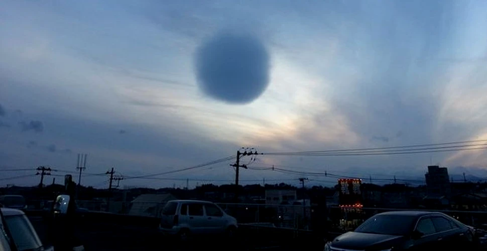 Fenomen MISTERIOS pe cerul din Japonia. ”Când m-am uitat pe fereastra maşinii, am văzut un nor sferic. Imediat am scos camera foto şi am imortalizat momentul”