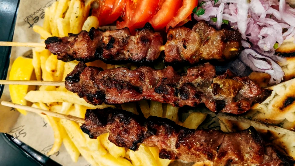 Tot mai mulți români își reduc consumul de carne. Preferințele variază și în funcție de vârstă
