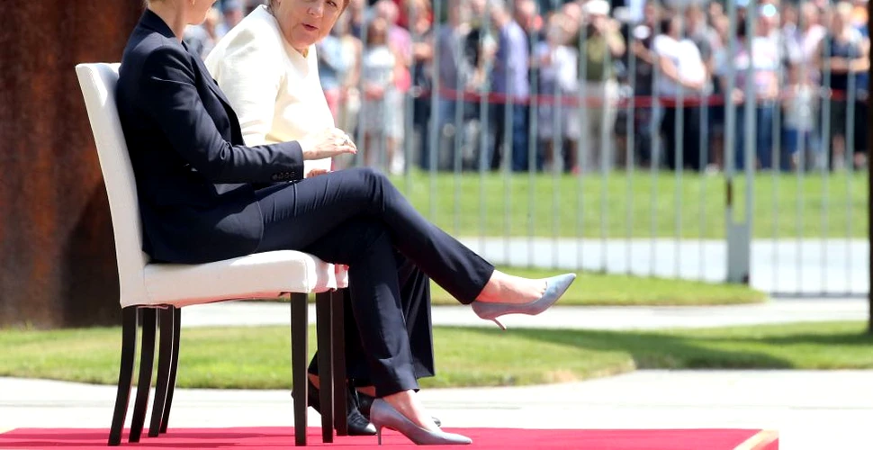 Angela Merkel a încălcat protocolul diplomatic. A stat jos în timpul ceremoniei oficiale de primire a prim-ministrului danez. Reacţiei ei de după eveniment -VIDEO