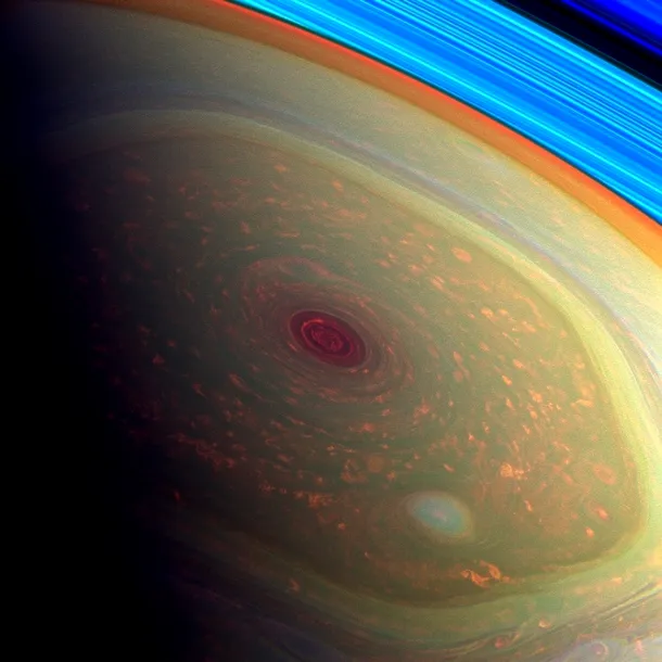 Imaginea surprinsă de Cassini colorată artificial pentru a se putea face distincţia dintre tipuri diferite de nori