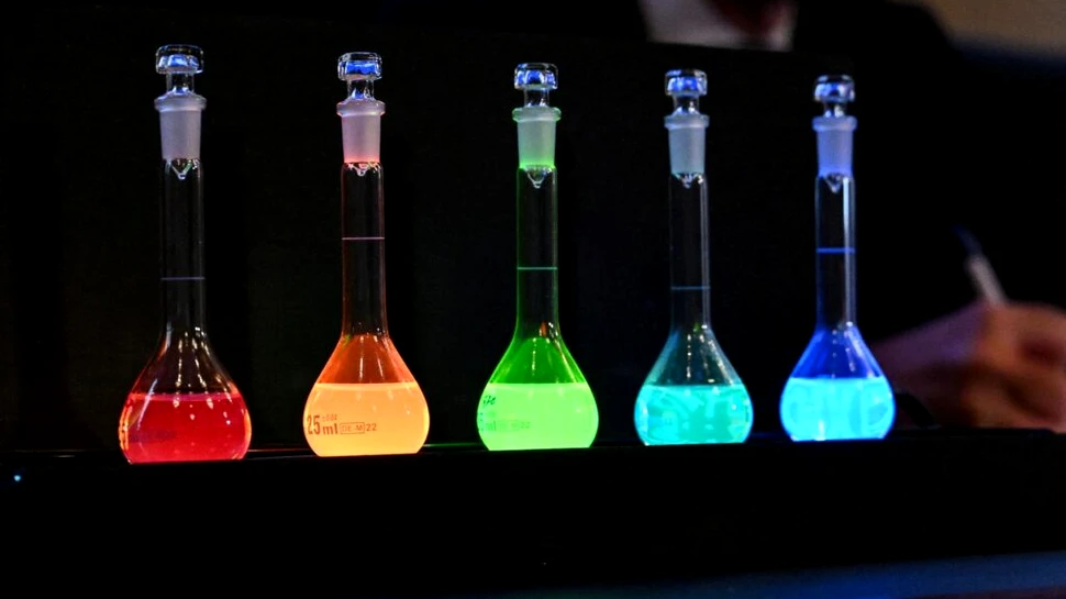Premiul Nobel pentru Chimie 2023, acordat pentru descoperirea punctelor cuantice din luminile LED