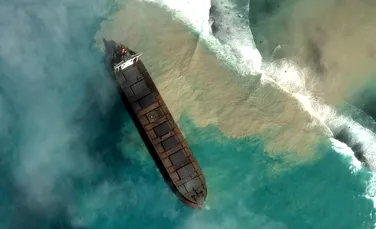 Dezastrul ecologic din Mauritius se vede din satelit. Petrolul curge în continuare în ocean, din nava eșuată