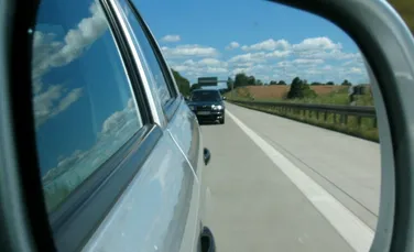 De ce obiectele din oglinda mașinii sunt mai aproape decât par?