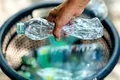 Câți dintre români cred că sunt direct responsabili pentru strângerea deșeurilor din plastic?