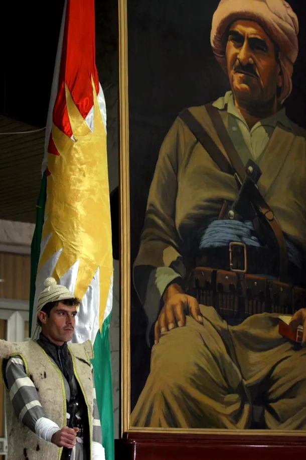 Soldat kurd care stă de pază în faţa portretului lui Mustafa Barzani, cel mai mare erou kurd.