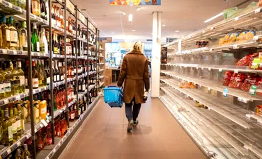 Cea mai mare rețea de supermarketuri din lume revine la angajații umani