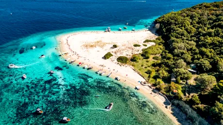 Autoritățile din Grecia interzic șezlongurile și umbrelele pe plaje