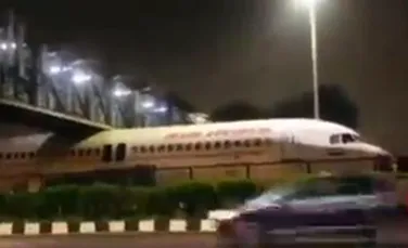 Un avion Air India a rămas blocat sub un pod pe o autostradă