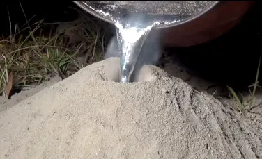 Un bărbat s-a decis să toarne aluminiu topit într-un muşuroi de furnici. Ce a ieşit este uimitor