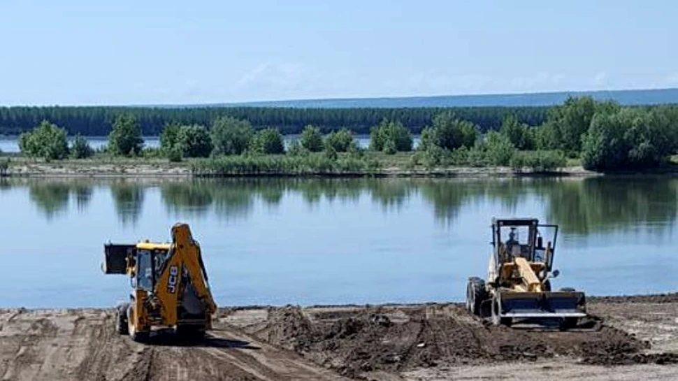 Faleza Dunării este transformată în plajă într-o localitate din judeţul Olt. Antreprenorii doresc să concureze cu oferta de pe litoral