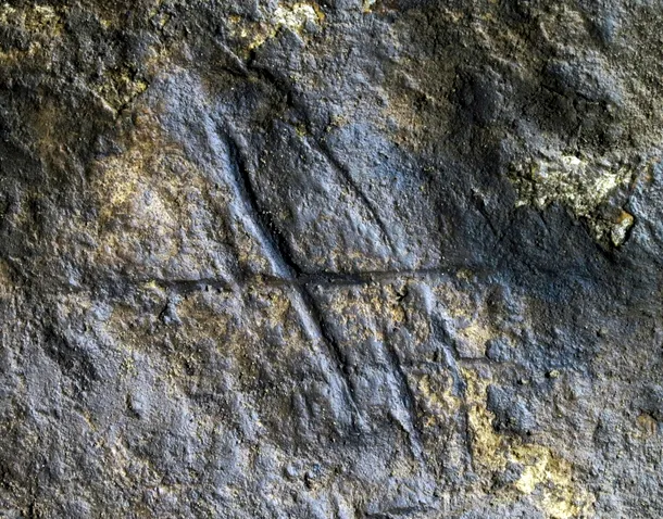 Cercetători de la 11 instituţii europene au anunţat descoperirea în peştera Gorham din Gibraltar, pe ţărmul Mării Mediterane, a unor scrijelituri în piatră care seamănă foarte mult cu simbolul diez, 