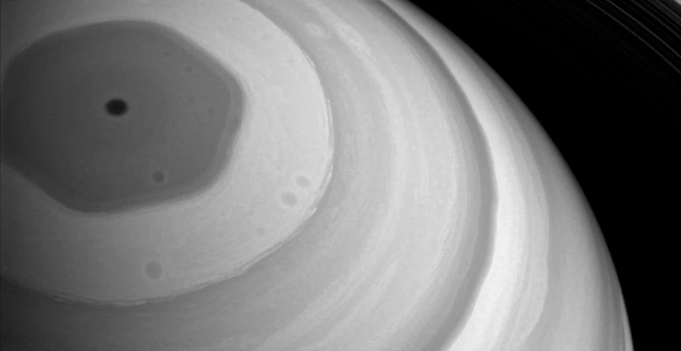 Pe Saturn a apărut un nou hexagon, iar fenomenul îi intrigă pe cercetători