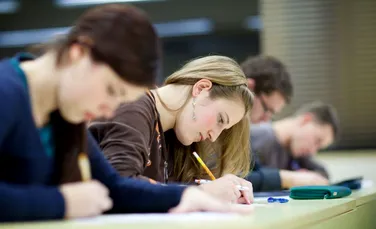 Concluzia surprinzătoare a unor psihologi: studentele care se machiază iau note mai mari la examene (şi nu doar la cele orale)