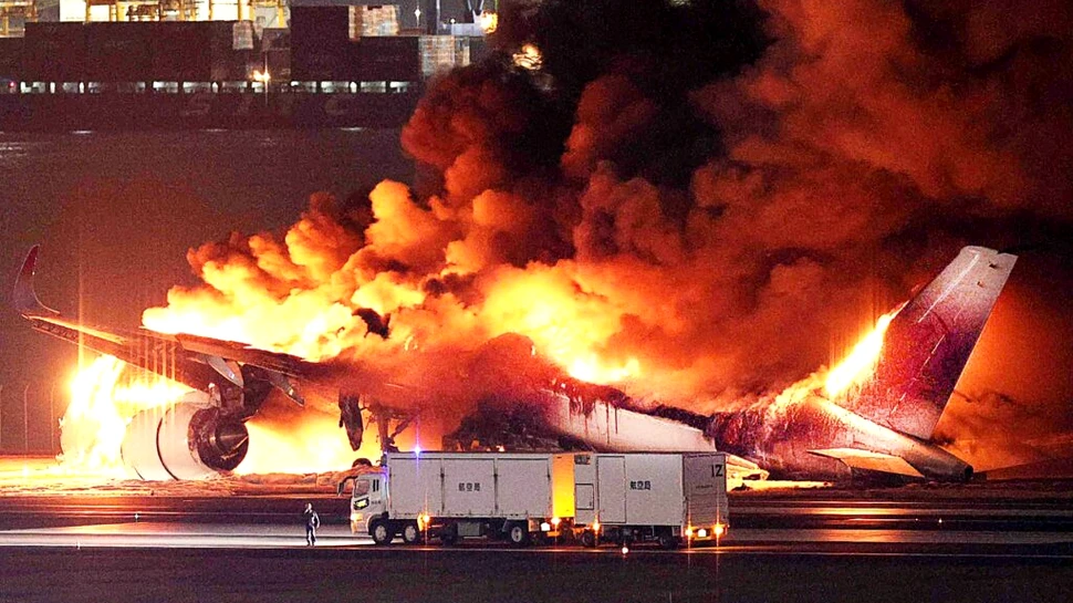 5 oameni au murit după ciocnirea celor două avioane pe aeroportul din Tokyo