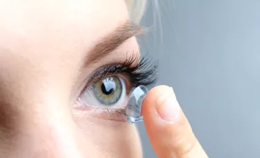 Un medic a îndepărtat 23 de lentile de contact dintr-un singur ochi! Cum s-a ajuns în această situație?