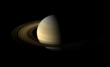 Mister rezolvat: partea intunecata a lunii lui Saturn