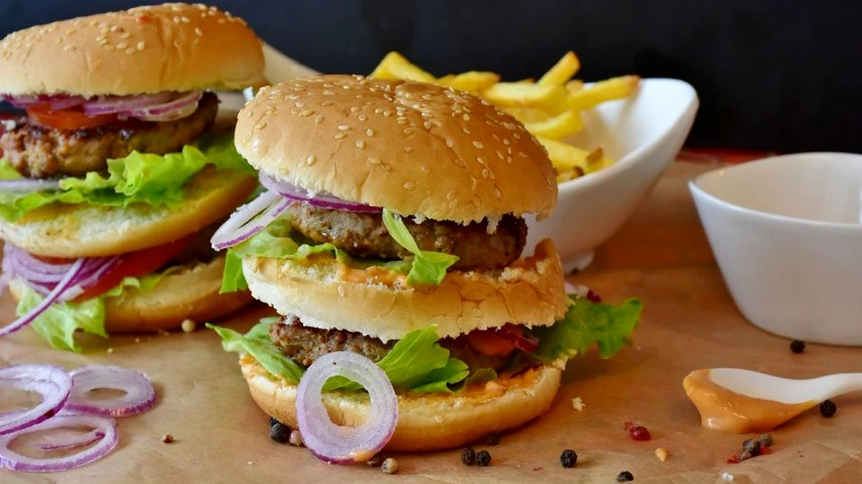 Dieta bogată în junk food duce la scăderea numărului spermatozoizilor la bărbaţii tineri