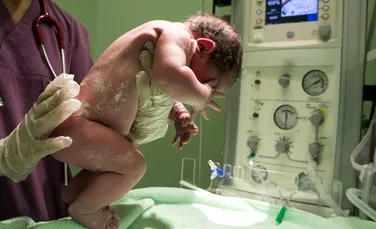 Asistenţii centrului în care tânăra aflată în stare vegetativă a născut vor furniza probe ADN
