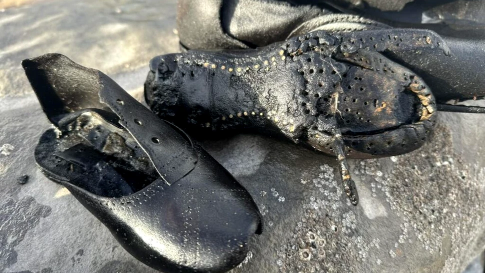 Sute de pantofi din piele neagră, din secolul al XIX-lea, au ajuns în mod misterios pe o plajă