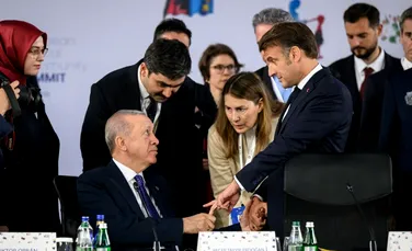 Gestul ciudat făcut de Erdogan față de Macron la summitul din Albania