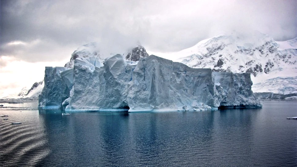 Monitorizările din satelit pe mai multe decenii au scos la iveală reducerea alarmantă a calotei glaciare din Antarctica