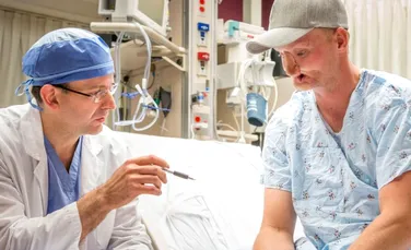 Povestea uimitoare din spatele primului transplant de faţă din lume. După 50 de ore de operaţii, acest bărbat şi-a recăpătat chipul