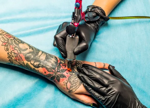 Tușul din tatuaje nu este atât de sigur pe cât se credea, descoperă o analiză îngrijorătoare